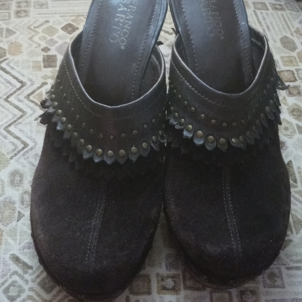 Leather clogs